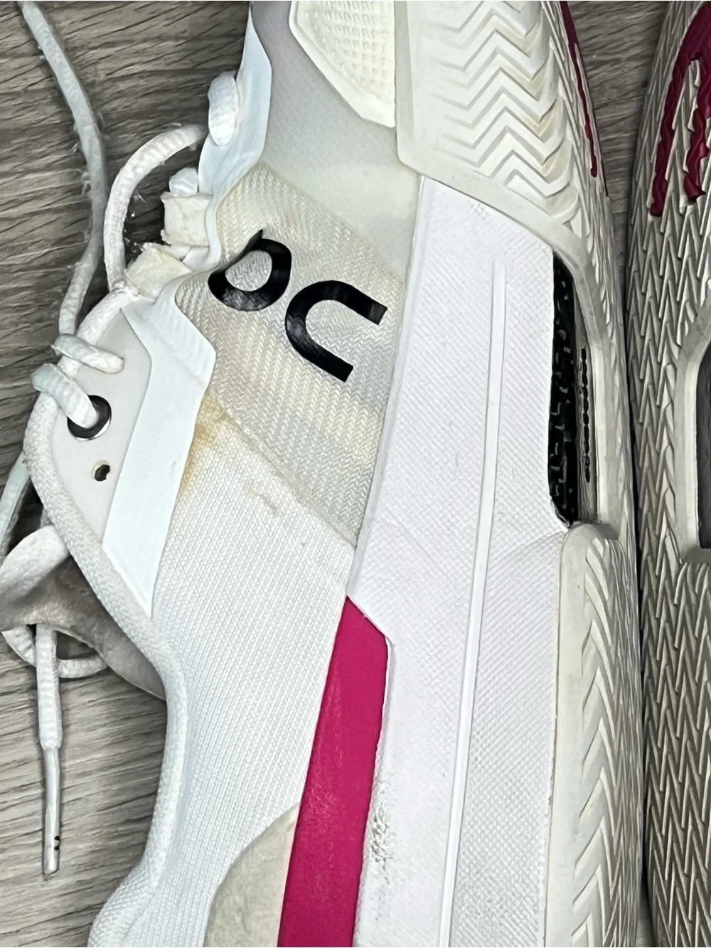 On Brand The Roger Pro 2 Federer White/Pink OC Sneakers Women's Sz 9 *Tiny Flaws